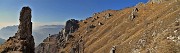 19 Sul Sentiero dei morti primo pinnacolo con vista sul Sentiero delle foppe carico di pinnnacoli e guglie sul versante opposto